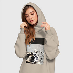 Женское худи-платье Енот на луне делает селфи, цвет: миндальный — фото 2