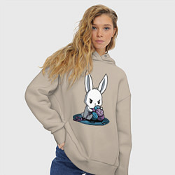 Толстовка оверсайз женская Зайчонок обнял клубки The bunny hugged the balls, цвет: миндальный — фото 2