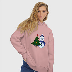 Толстовка оверсайз женская Снеговик и новогодняя елка, цвет: пыльно-розовый — фото 2