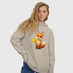 Толстовка оверсайз женская Рыжая лисица с осенним листочком, цвет: миндальный — фото 2