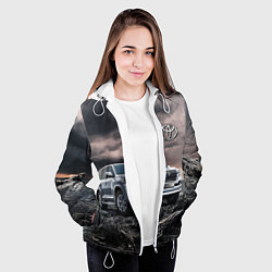 Куртка с капюшоном женская Toyota Land Cruiser 200 среди скал, цвет: 3D-белый — фото 2