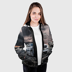 Куртка с капюшоном женская Toyota Land Cruiser 200 среди скал, цвет: 3D-черный — фото 2