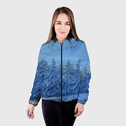 Куртка с капюшоном женская Ёлки под снегом в лесу, цвет: 3D-черный — фото 2