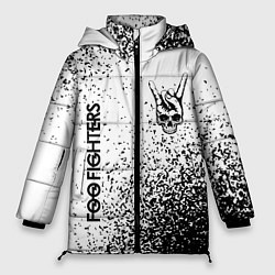 Женская зимняя куртка Foo Fighters и рок символ на светлом фоне