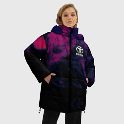 Куртка зимняя женская Тойота на фоне сиреневого дыма, цвет: 3D-черный — фото 2