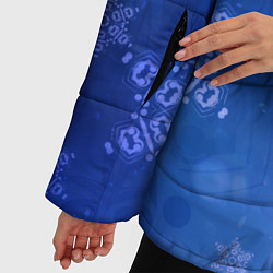 Куртка зимняя женская Декоративные снежинки на фиолетовом, цвет: 3D-светло-серый — фото 2