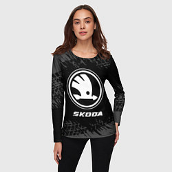 Лонгслив женский Skoda speed на темном фоне со следами шин, цвет: 3D-принт — фото 2