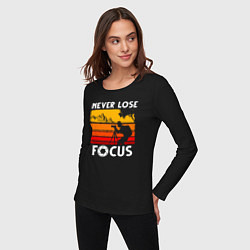 Лонгслив хлопковый женский Never lose focus, цвет: черный — фото 2
