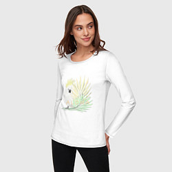 Лонгслив хлопковый женский Белый попугай с хохолком на фоне листьев пальмы, цвет: белый — фото 2