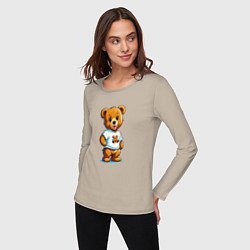 Лонгслив хлопковый женский Медвежонок в футболке, цвет: миндальный — фото 2