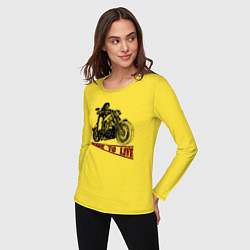 Лонгслив хлопковый женский Байкер на мотоцикле - череп, цвет: желтый — фото 2
