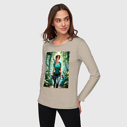 Лонгслив хлопковый женский Лара Крофт в джунглях с пистолетами, цвет: миндальный — фото 2