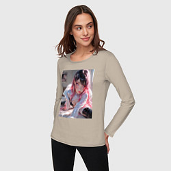 Лонгслив хлопковый женский Девушка в откровенном наряде на кровати, цвет: миндальный — фото 2