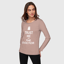 Лонгслив хлопковый женский Trust me Im the doctor, цвет: пыльно-розовый — фото 2