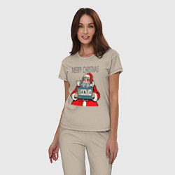 Пижама хлопковая женская Merry Christmas: Санта с синяком, цвет: миндальный — фото 2