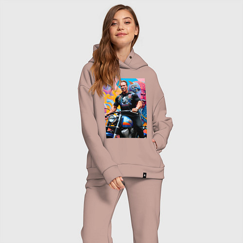 Женский костюм оверсайз Арнольд Шварценеггер - крутой байкер - нейросеть / Пыльно-розовый – фото 2