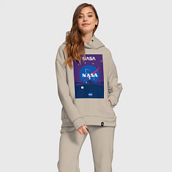 Женский костюм оверсайз NASA фиолетовый плакат, цвет: миндальный — фото 2