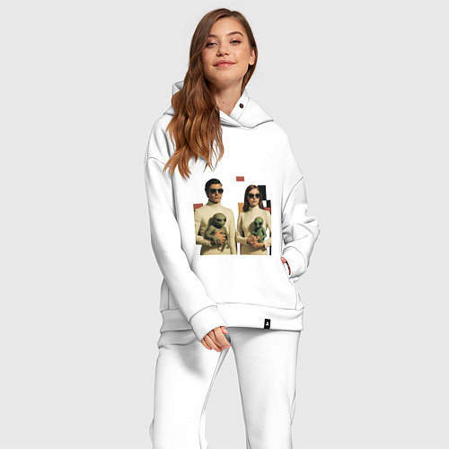 Женский костюм оверсайз Мужчина и девушка держат инопланетян поп-арт ретро / Белый – фото 2