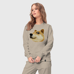 Костюм хлопковый женский Объёмный пиксельный пёс Доге внимательно смотрит, цвет: миндальный — фото 2