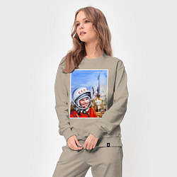 Костюм хлопковый женский Юрий Гагарин на космодроме, цвет: миндальный — фото 2