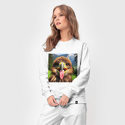 Костюм хлопковый женский Забавный орел с высунутым языком в горах, цвет: белый — фото 2