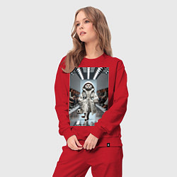Костюм хлопковый женский Кошка модель на подиуме в белом плаще дефиле живот, цвет: красный — фото 2