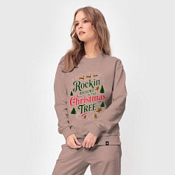 Костюм хлопковый женский Новогодняя атмосфера rockin around the christmas t, цвет: пыльно-розовый — фото 2