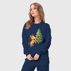 Костюм хлопковый женский Лошадка украшает елочку, цвет: тёмно-синий — фото 2