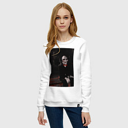 Свитшот хлопковый женский Пила кукла Билли на столе, цвет: белый — фото 2