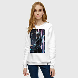 Свитшот хлопковый женский Девушка с кошачьими ушами стоит на фоне небоскребо, цвет: белый — фото 2