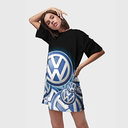 Футболка женская длинная Volkswagen Большое лого паттерн, цвет: 3D-принт — фото 2