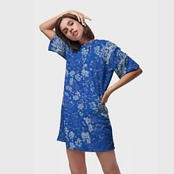 Футболка женская длинная Белые лепестки на синем фоне, цвет: 3D-принт — фото 2