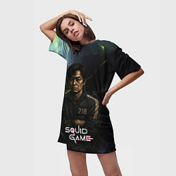 Футболка женская длинная Игра в кальмара - игрок 218 скрещивает руки, цвет: 3D-принт — фото 2