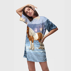 Футболка женская длинная Новогодняя лошадка в лесу, цвет: 3D-принт — фото 2