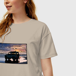 Футболка оверсайз женская Land Rover Defender на закате, цвет: миндальный — фото 2