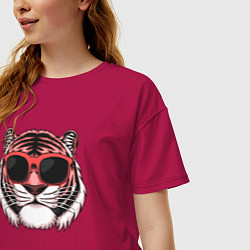Футболка оверсайз женская Модный тигр в очках, цвет: маджента — фото 2