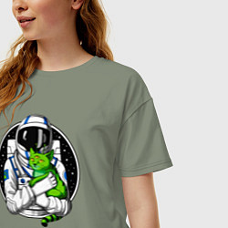 Футболка оверсайз женская Космонавт с инопланетным котом, цвет: авокадо — фото 2