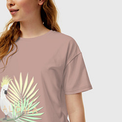 Футболка оверсайз женская Белый попугай с хохолком на фоне листьев пальмы, цвет: пыльно-розовый — фото 2