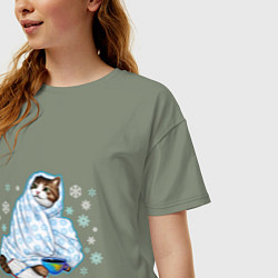 Футболка оверсайз женская Зимний кот в одеялке с книгой, цвет: авокадо — фото 2
