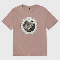 Женская футболка оверсайз Юрий Гагарин в иллюминаторе