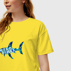 Футболка оверсайз женская Акула из мозаики цвета моря с надписью shark, цвет: желтый — фото 2
