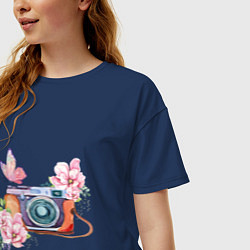 Футболка оверсайз женская Фотоаппарат в цветах и бабочки, цвет: тёмно-синий — фото 2