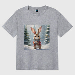 Женская футболка оверсайз Новогодний зайчик с подарком в зимнем лесу