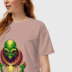 Футболка оверсайз женская Пришелец держит кубы, цвет: пыльно-розовый — фото 2