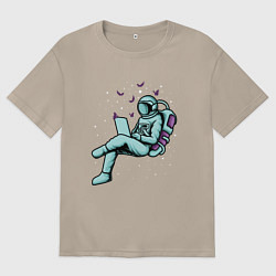 Футболка оверсайз женская Космонавт работает за ноутбуком, цвет: миндальный