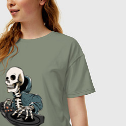 Футболка оверсайз женская Скелет - диджей, цвет: авокадо — фото 2
