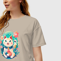 Футболка оверсайз женская Манеки Неко, белая кошка удачи с сакурой, цвет: миндальный — фото 2