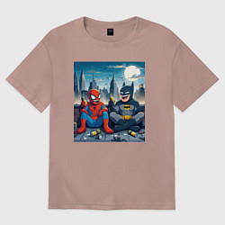 Женская футболка оверсайз Человек паук и Бэтмен пьют пиво на крыше небоскрёб