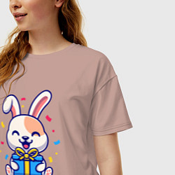 Футболка оверсайз женская Радостный зайчик с подарком, цвет: пыльно-розовый — фото 2