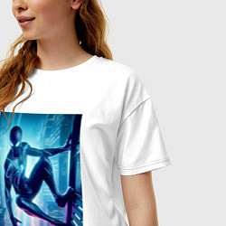 Футболка оверсайз женская Чувак-паук висит на стене небоскрёба, цвет: белый — фото 2